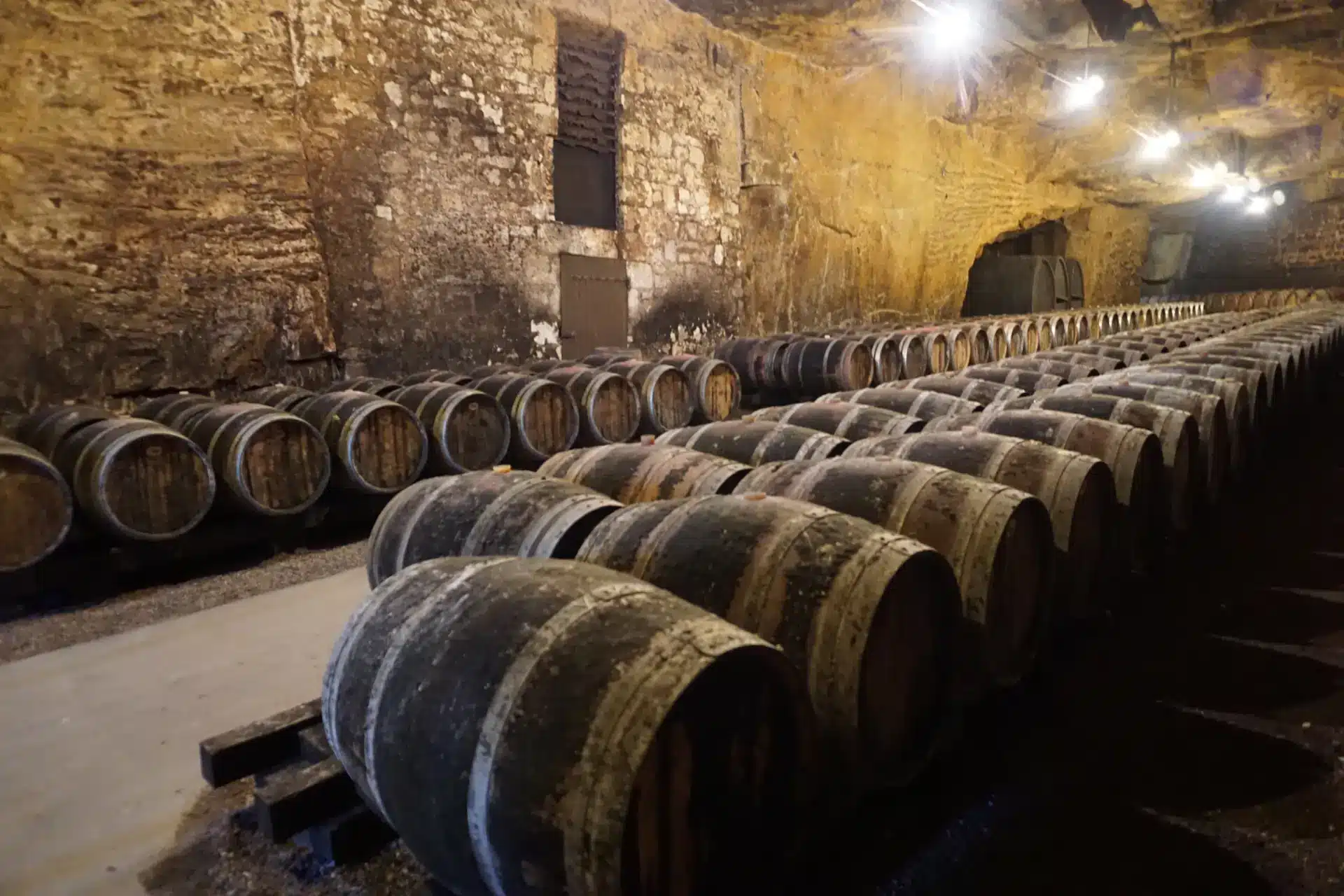 La maison Bouvet-Ladubay à Saumur propose la visite guidée de ses caves troglodytiques à vélo