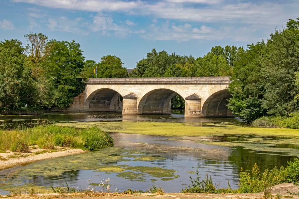 Le passage à vélo par Montreuil-Bellay et son pont sur le Thouet s'inscrit au cœur de La Vélo Francette (V43)