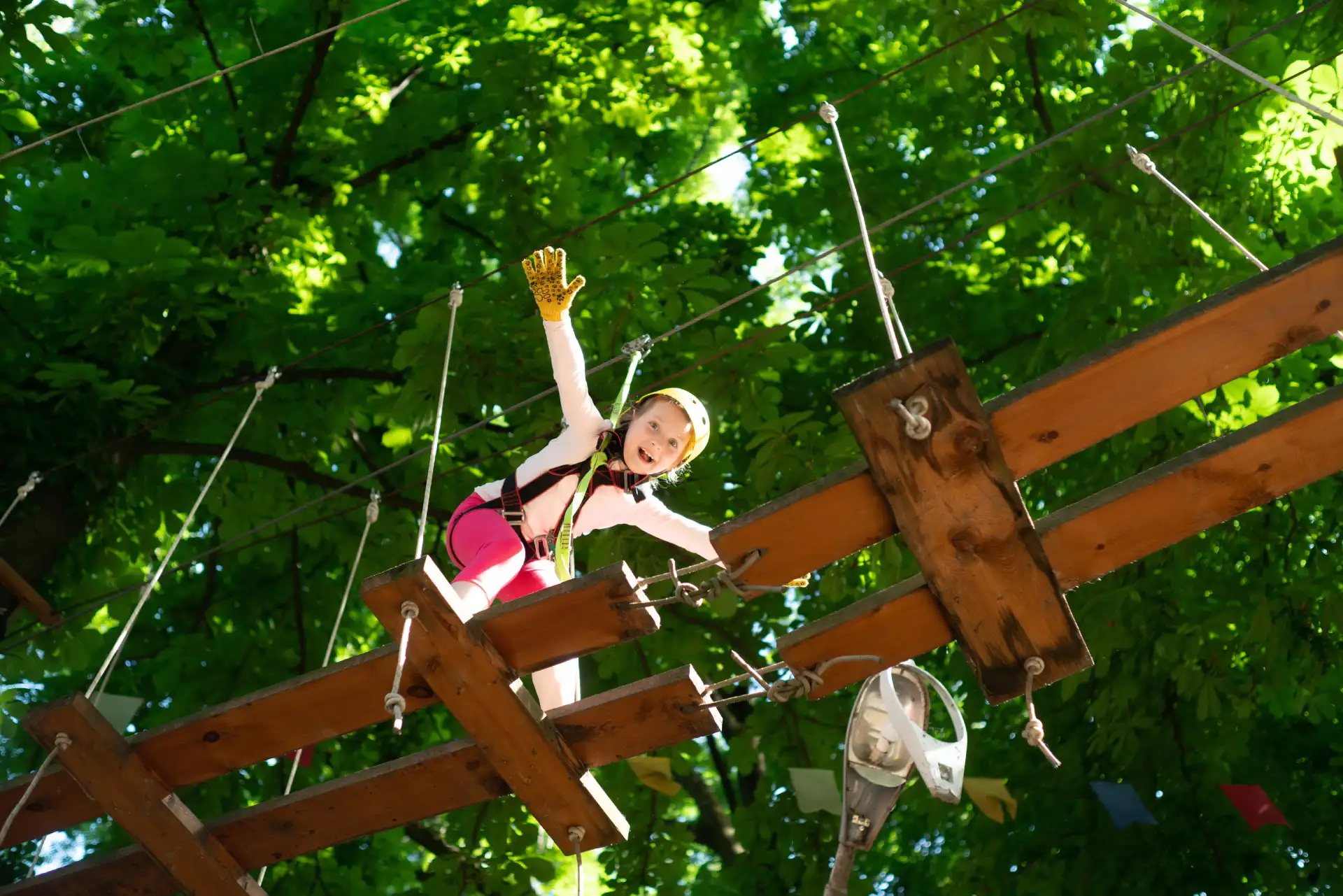 Enfant traversant un pont de singe sur un parcours d'accrobranche