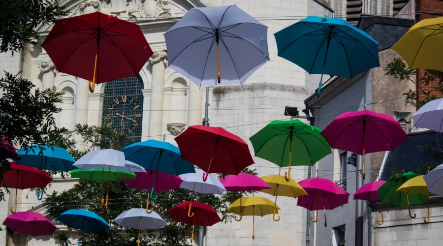 les parapluies du centre-ville de Saumur