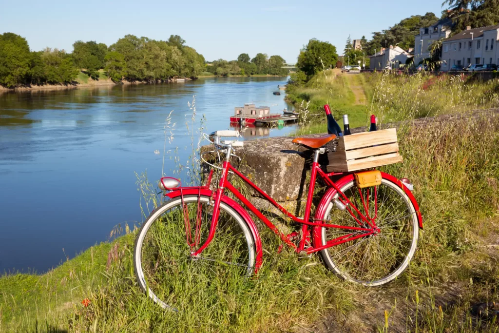 L’Anjou Vélo Vintage est l'un des plus grands événements de cyclisme rétro d'Europe, organisé chaque année au mois de juin à Saumur