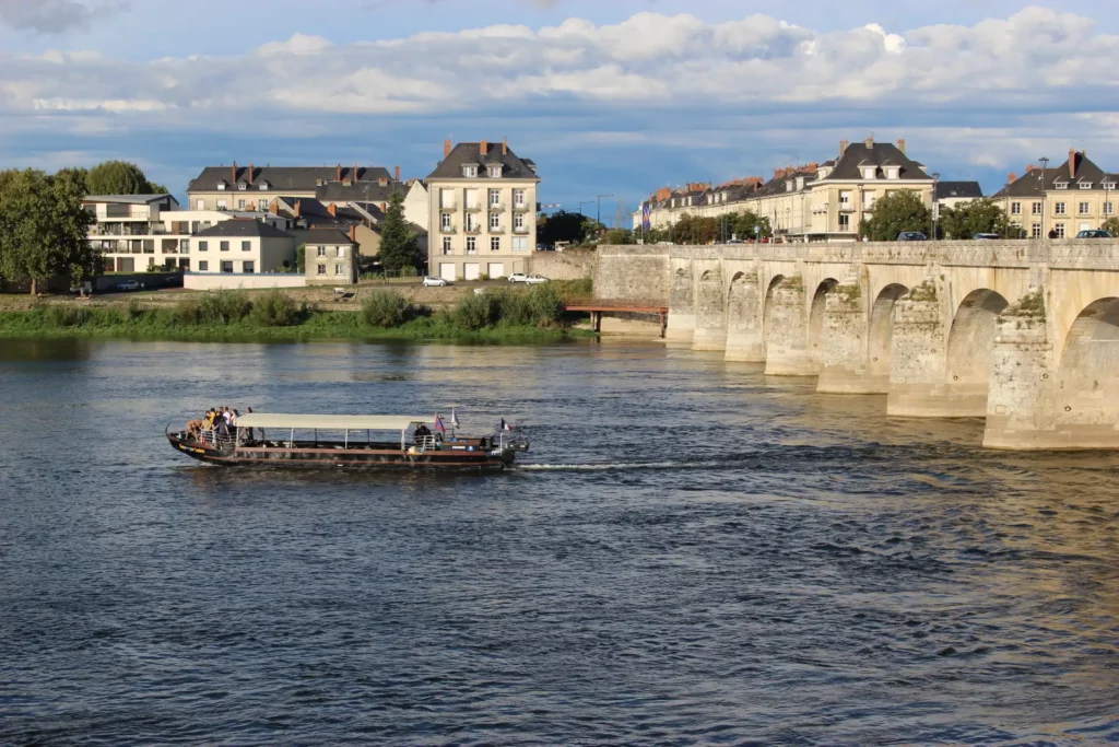 Bateau de croisière naviguant sur la Loire avec vue sur Saumur