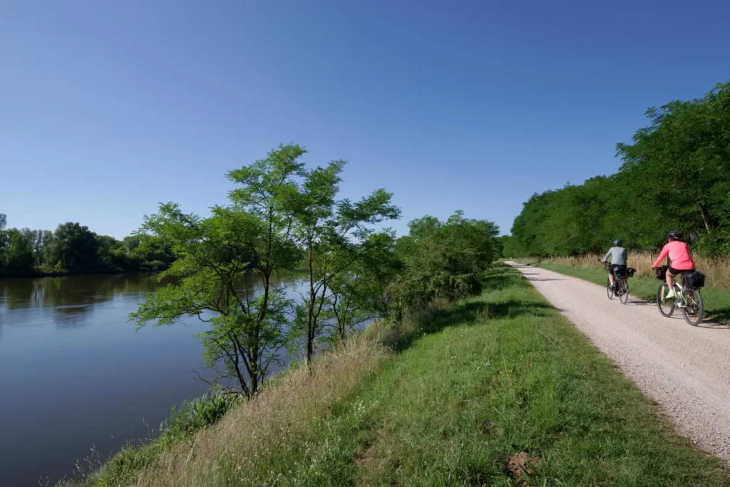 Au départ de Saumur, longez le fleuve royal à vélo vers Gennes